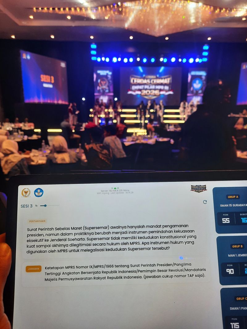 MPR Cerdas Cermat live quiz scoring screen on stage